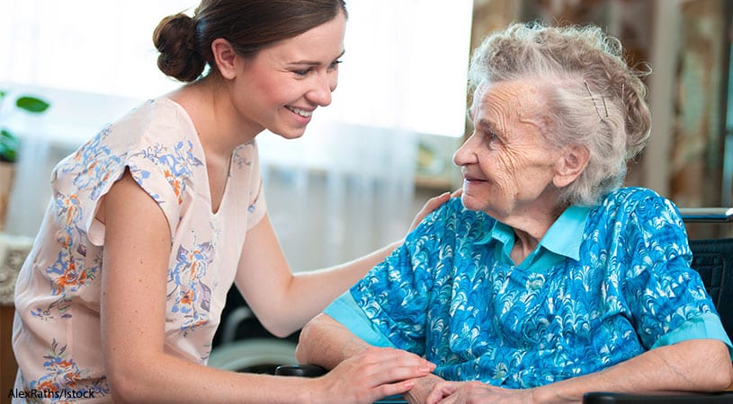 Empregada Doméstica e Cuidadora - mulher cuidando de idosa