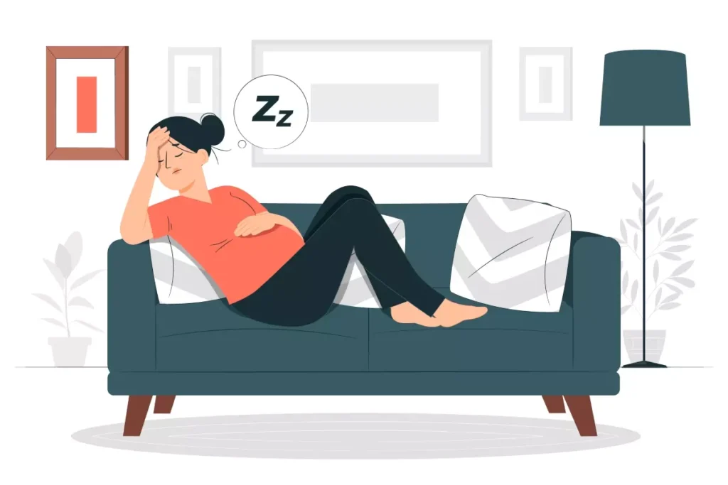 Mulher grávida descansando no sofá, em casa, simbolizando o afastamento da doméstica grávida do trabalho presencial