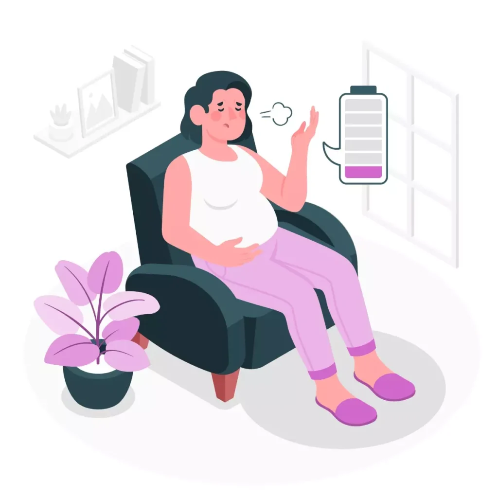 Ilustração de uma mulher grávida descansando em uma poltrona, com nível de energia baixo representado por uma bateria quase vazia, simbolizando o afastamento da doméstica grávida do trabalho presencial.