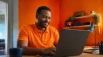 Homem sorrindo em frente a um computador, promovendo dicas sobre como regularizar o eSocial doméstico de forma simples e eficiente.